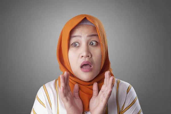 Linda dama musulmana muestra impactada cara sorprendida con la boca abierta —  Fotos de Stock