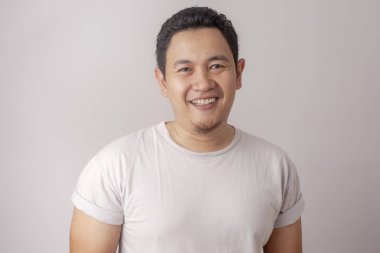 Komik Asyalı adam gülümsüyor gülüyor