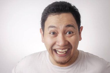 Komik Asyalı adam gülümsüyor gülüyor