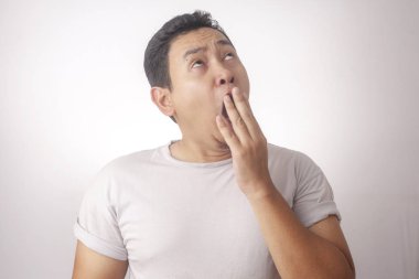 uykulu yorgun genç adam