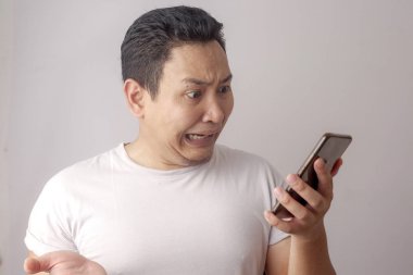 Üzerinde onun telefon üzgün ağlamaya sohbet mesaj okuma genç adam