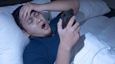 Telefon bağımlısı, adam gece yarısı yatak akıllı telefon kullanma