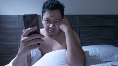 Telefon bağımlısı, adam gece yarısı yatak akıllı telefon kullanma