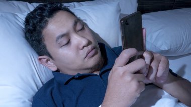 Telefon bağımlısı, adam gece yarısı yatak akıllı telefon kullanma
