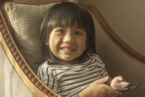 Malá holčička hraje s miniaplikací Smart Phone — Stock fotografie