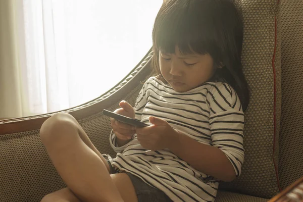 Malá holčička hraje s miniaplikací Smart Phone — Stock fotografie
