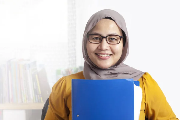 Smiling Confident Muslim Businesswoman — Stock Photo, Image