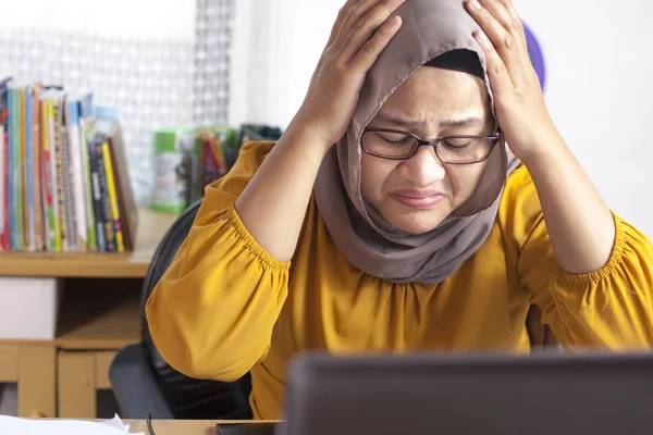 Empresária Muçulmana Trabalhando em Laptop no Escritório, Corda Cansada — Fotografia de Stock