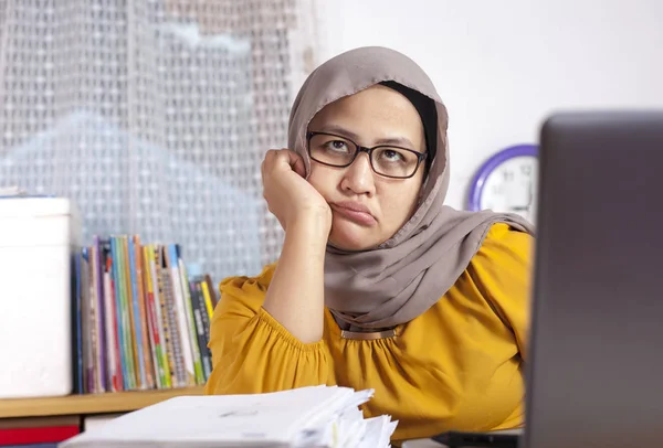 Κουρασμένος νυσταγμένος μουσουλμάνος επιχειρηματίας περιμένοντας μπροστά από το laptop της — Φωτογραφία Αρχείου