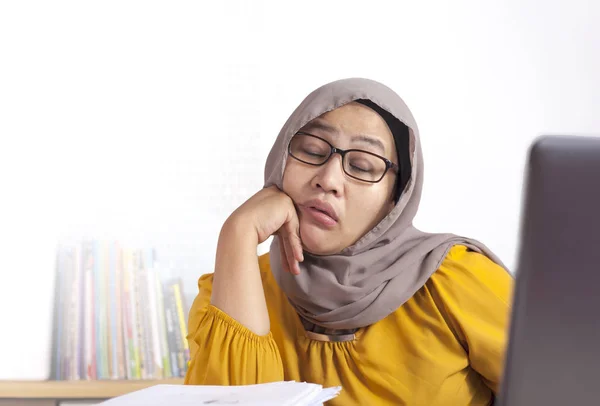 Zmęczony Sleepy Muslim businesswoman czekanie w przedni z jej laptop — Zdjęcie stockowe