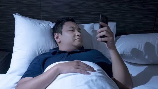 Phone Addicted, Man Using Smart Phone on Bed at Midnight — Stock Photo, Image