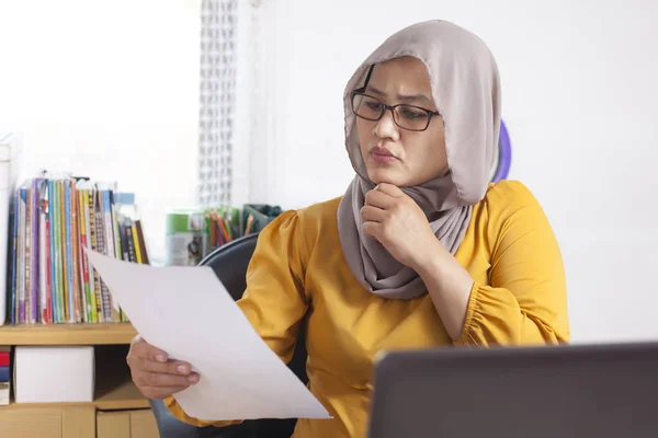 Muslimska affärs kvinna arbetar seriöst — Stockfoto
