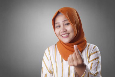 Müslüman kadının para hareketi yapması