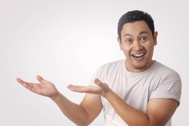 Gösterilen ve bir şey onun tarafında işaret eden genç adam