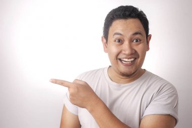 Gösterilen ve bir şey onun tarafında işaret eden genç adam