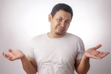 Asyalı adam shrug omuz ben jest bilmiyorum