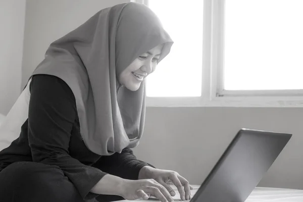 Wanita Muslim Bahagia Bekerja dengan Laptop di Kamar tidurnya — Stok Foto