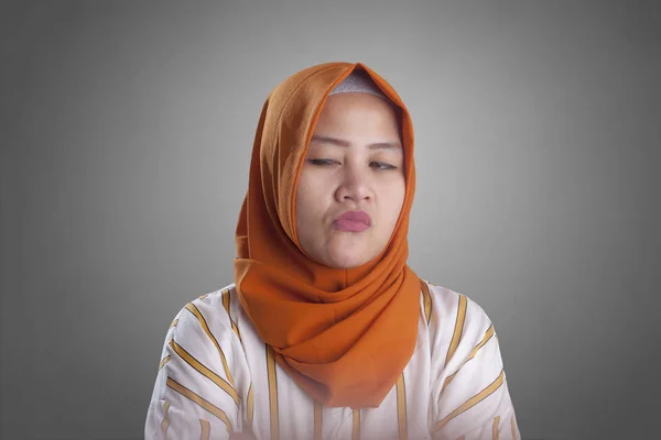 Cynische Moslimvrouw op zoek naar de kant — Stockfoto