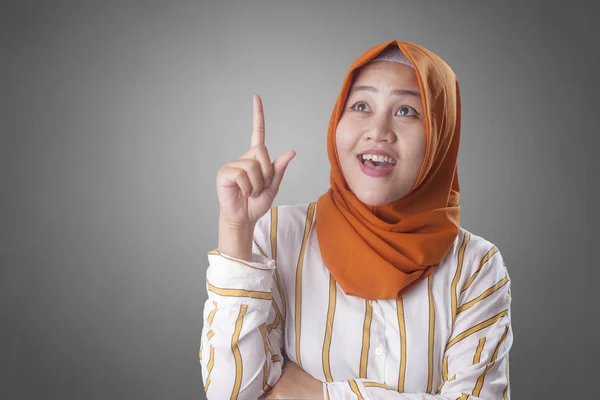 Мусульманська бізнес-леді щось думає, маючи яскраву ідею — стокове фото
