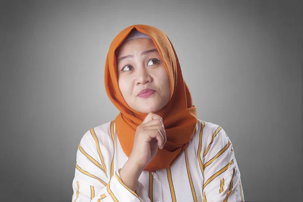 Muslimah Businesswoman Pensando qualcosa, Avere un'idea brillante — Foto Stock