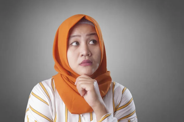 Мусульманская предпринимательница думает о чем-то, имея яркую идею — стоковое фото