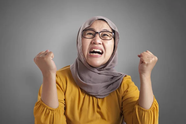 Raiva louco estressado muçulmano empresária — Fotografia de Stock