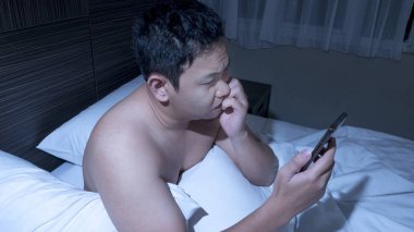 Telefon bağımlısı, adam gece yarısı yatak akıllı telefon kullanma