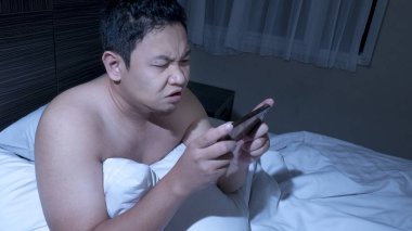Oyun bağımlısı, Midnig yatak üzerinde akıllı telefon oyunu oyun erkek