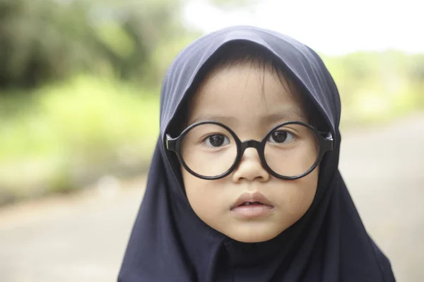 Маленькая азиатка-мусульманка играет в парке — стоковое фото