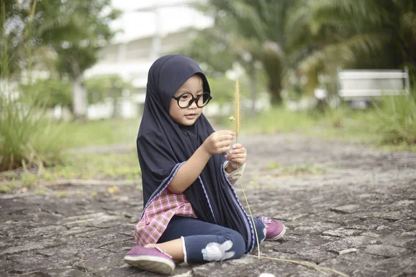 Liten asiatisk muslimsk tjej som leker i parken — Stockfoto