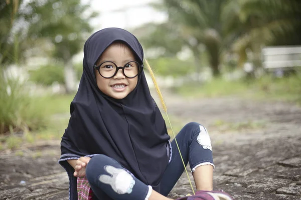 Gadis Muslim Asia Kecil Bermain di Taman — Stok Foto