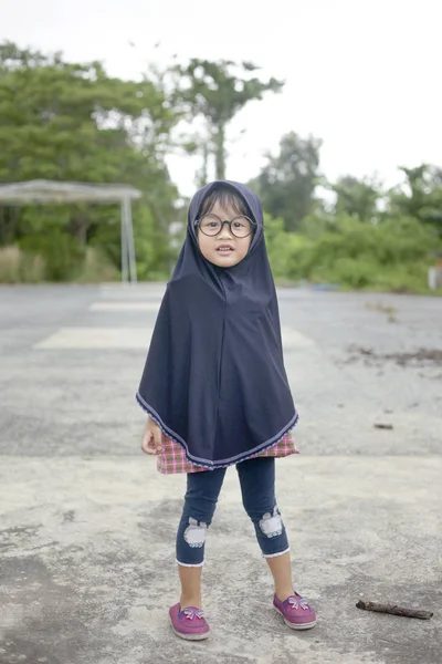 Piccola ragazza asiatica musulmana che gioca nel parco — Foto Stock