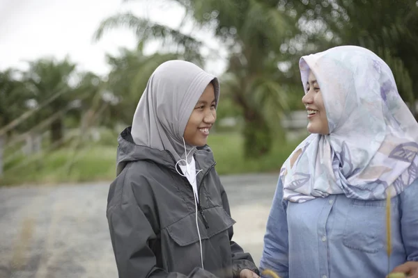 Müslüman Anne ve Genç Kız Parkta Gülüyor — Stok fotoğraf