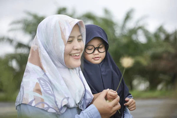 Muslim mamma och Baby flicka som leker i parken — Stockfoto