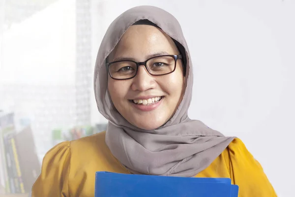 Lächelnde selbstbewusste muslimische Geschäftsfrau — Stockfoto