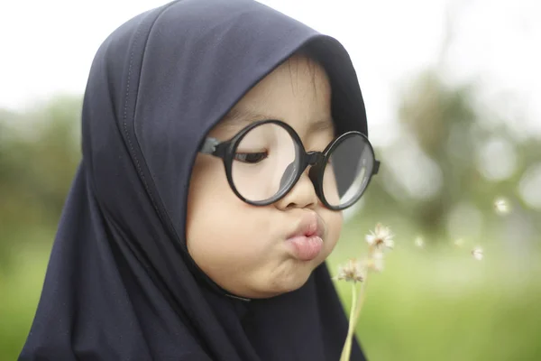 Pequeña chica musulmana asiática jugando en el parque —  Fotos de Stock