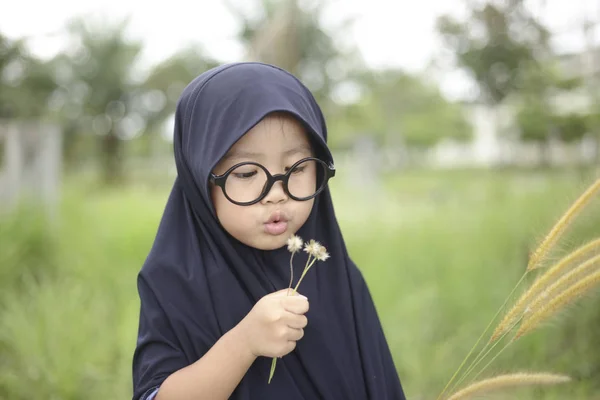 Menina muçulmana asiática brincando no parque — Fotografia de Stock