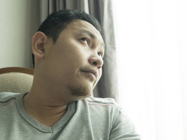 Düşünme ifade tarafına bakarak, komik genç adam