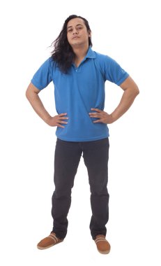 Genç Adam Kalçalarında Elleriyle Gülümseyen