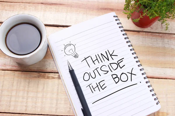 Pensar fuera de la caja, palabras motivacionales cita concepto — Foto de Stock