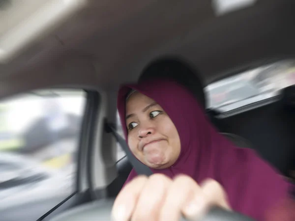 脾气暴躁的司机概念，愤怒的女人在交通堵塞 — 图库照片