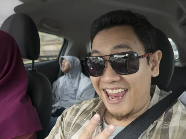 ムディク旅行で幸せなアジアのイスラム教徒の家族 — ストック写真