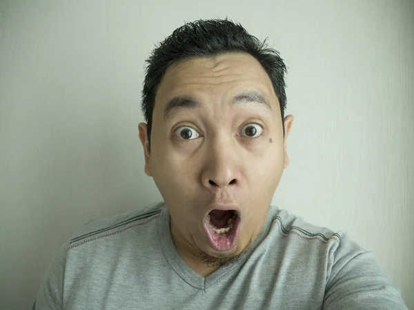 Feliz engraçado asiático homem rindo da câmera — Fotografia de Stock