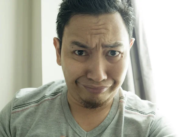 Vicces ázsiai ember lusta unatkozik, gúnyos arc — Stock Fotó