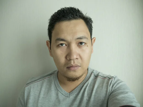 Asiatiska man tar selfie Foto — Stockfoto