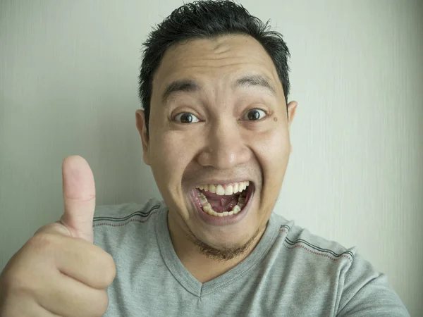 Feliz engraçado asiático homem rindo da câmera — Fotografia de Stock