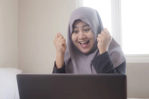 Muslim Lady Menunjukkan Winning Gesture, Menerima Kabar Baik pada Em nya — Stok Foto