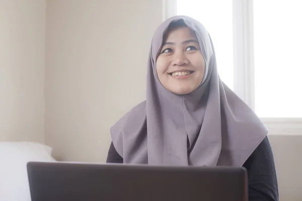 Muslim Pengusaha wanita Bekerja di Laptop di Rumah, Berpikir Gestur — Stok Foto