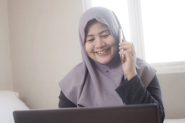 Müslüman İşkadını Ofiste Telefonda Konuşuyor, Gülen Ekspres — Stok fotoğraf