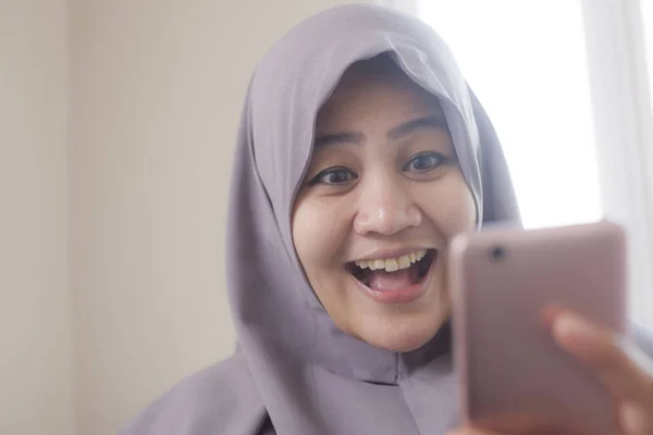 Młody Muzułmanin businesswoman uzyskać dobre wiadomości na jej telefon — Zdjęcie stockowe